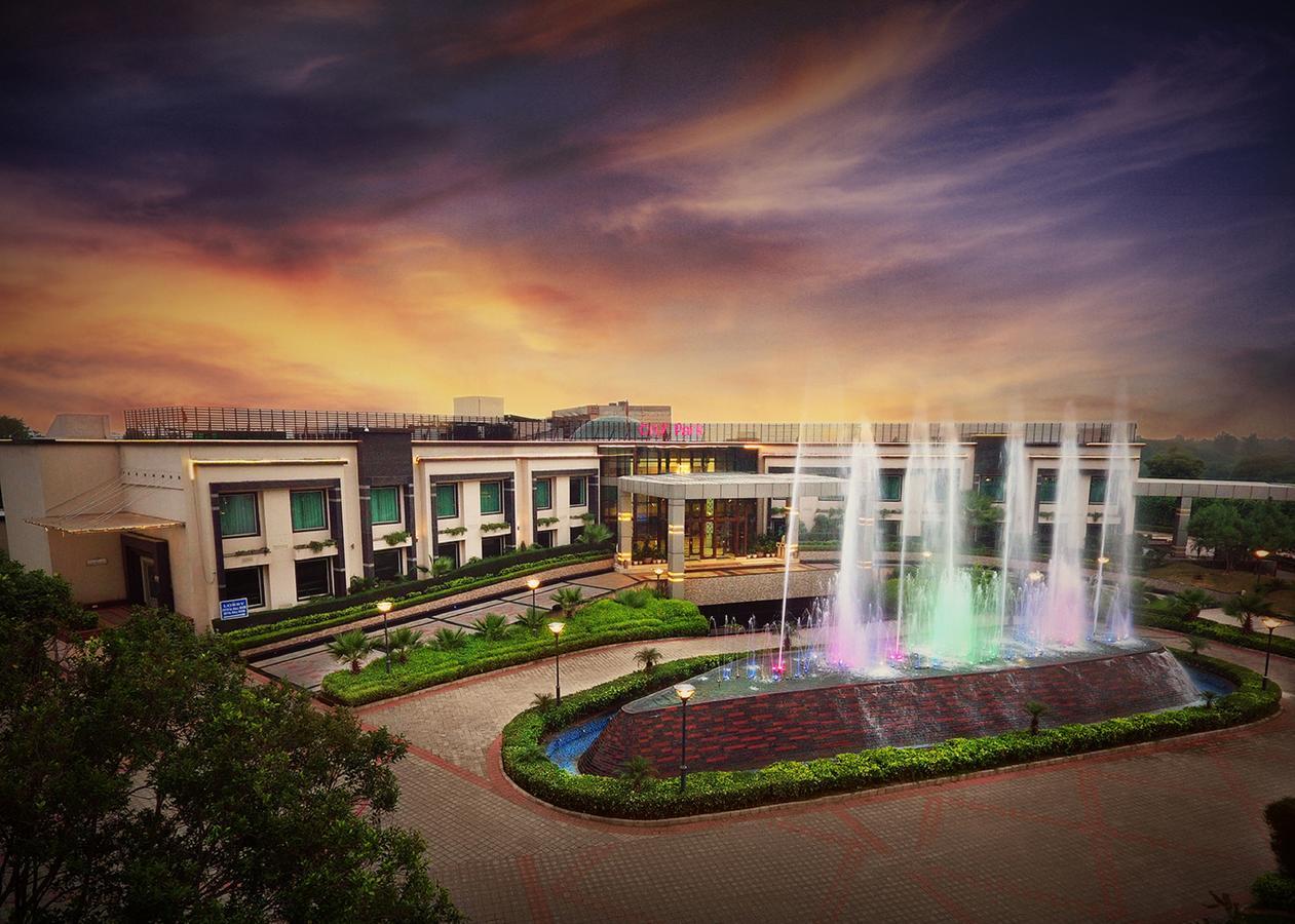 City Park Resort Bahādurgarh Esterno foto
