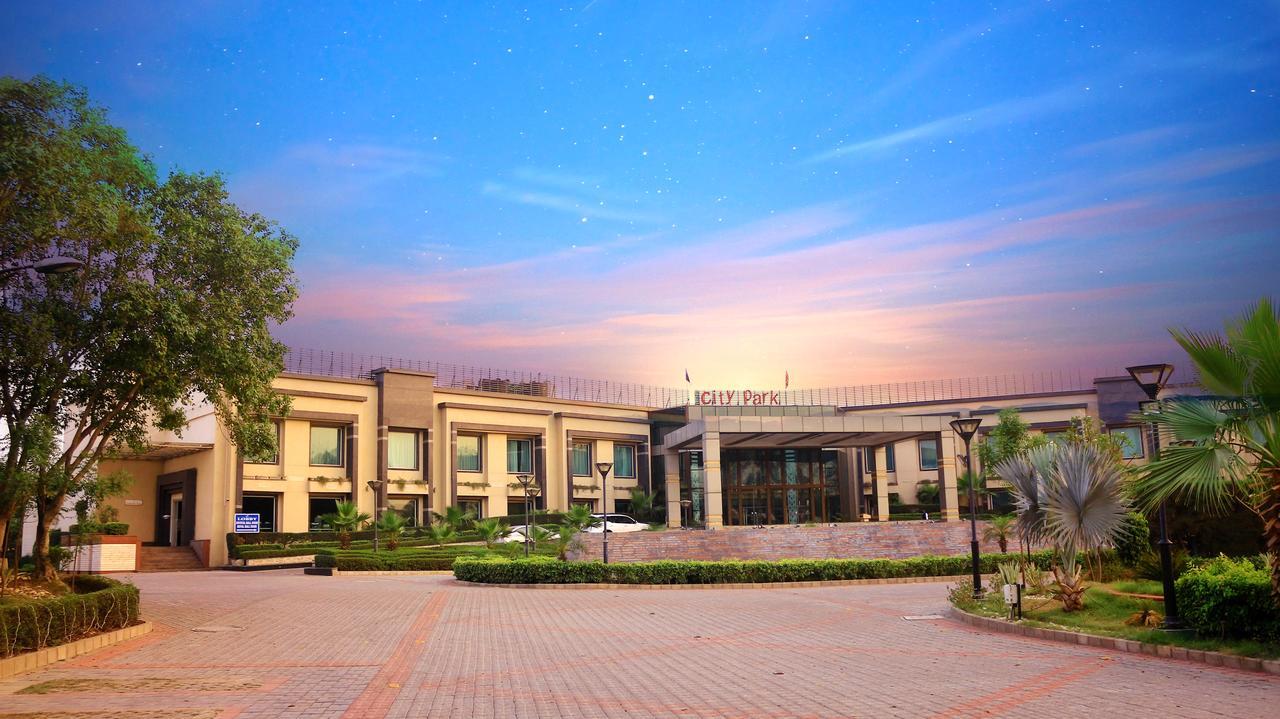 City Park Resort Bahādurgarh Esterno foto